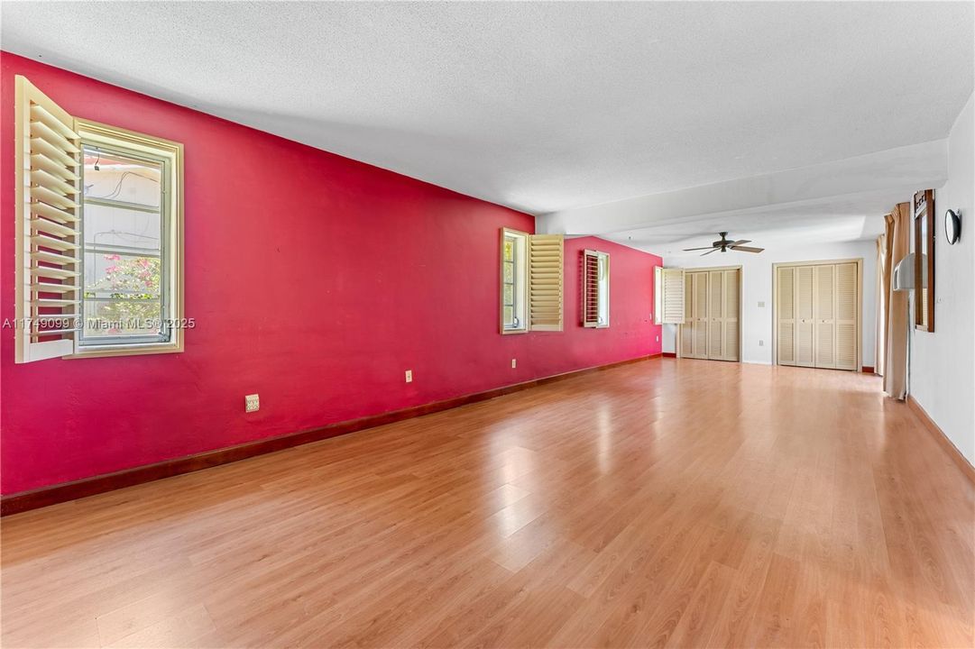 Vendido Recientemente: $2,100,000 (4 camas, 2 baños, 3167 Pies cuadrados)