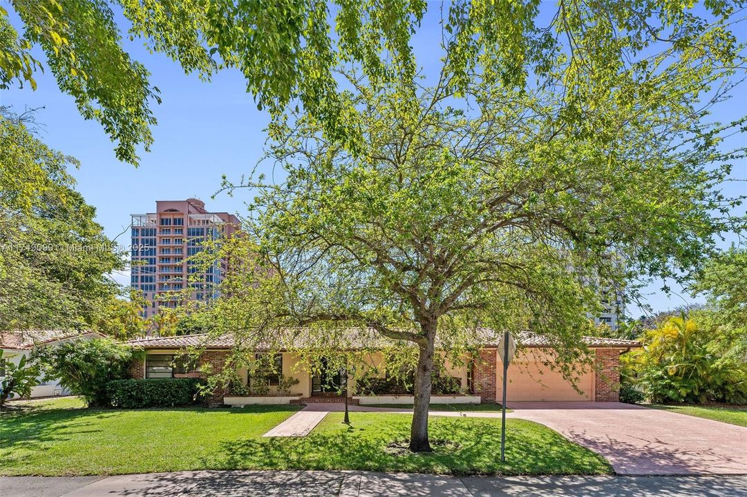 Vendido Recientemente: $2,100,000 (4 camas, 2 baños, 3167 Pies cuadrados)