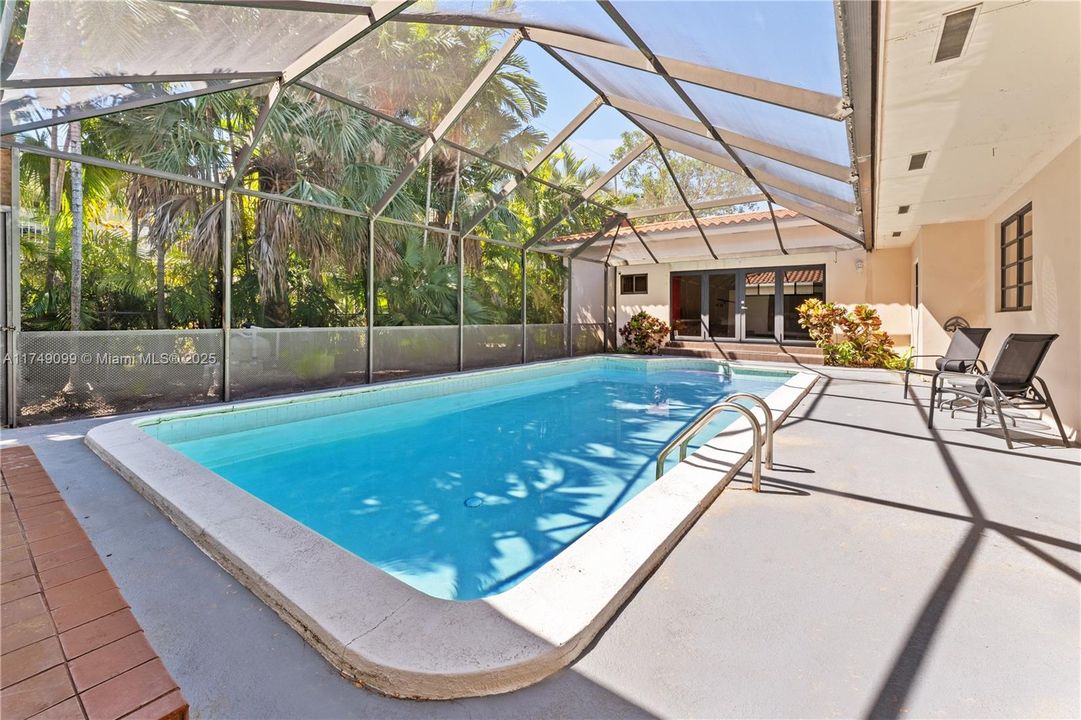 Vendido Recientemente: $2,100,000 (4 camas, 2 baños, 3167 Pies cuadrados)