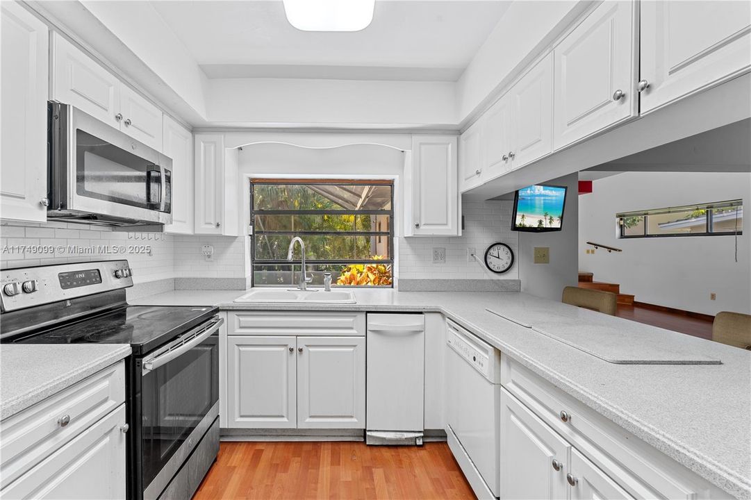 Vendido Recientemente: $2,100,000 (4 camas, 2 baños, 3167 Pies cuadrados)