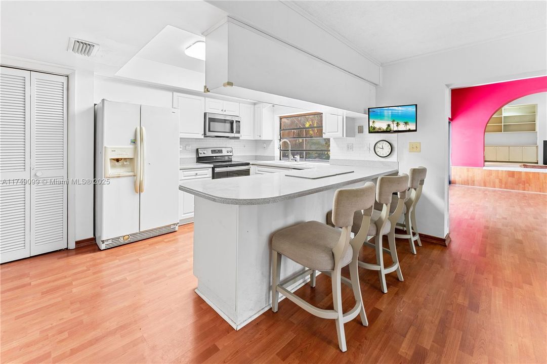 Vendido Recientemente: $2,100,000 (4 camas, 2 baños, 3167 Pies cuadrados)