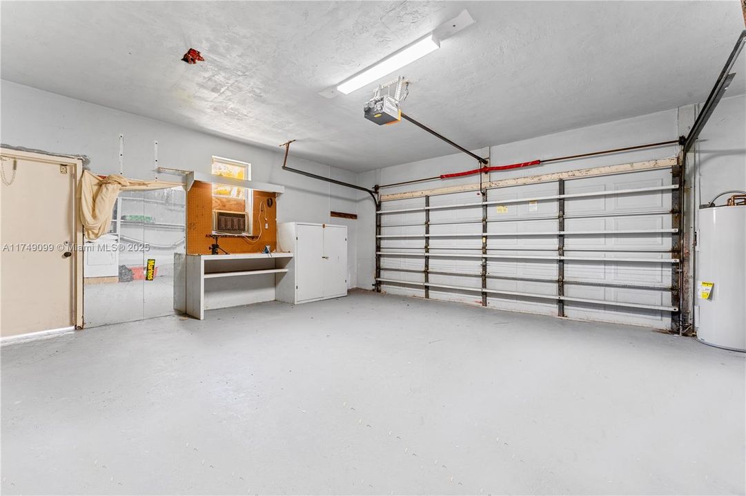 Vendido Recientemente: $2,100,000 (4 camas, 2 baños, 3167 Pies cuadrados)