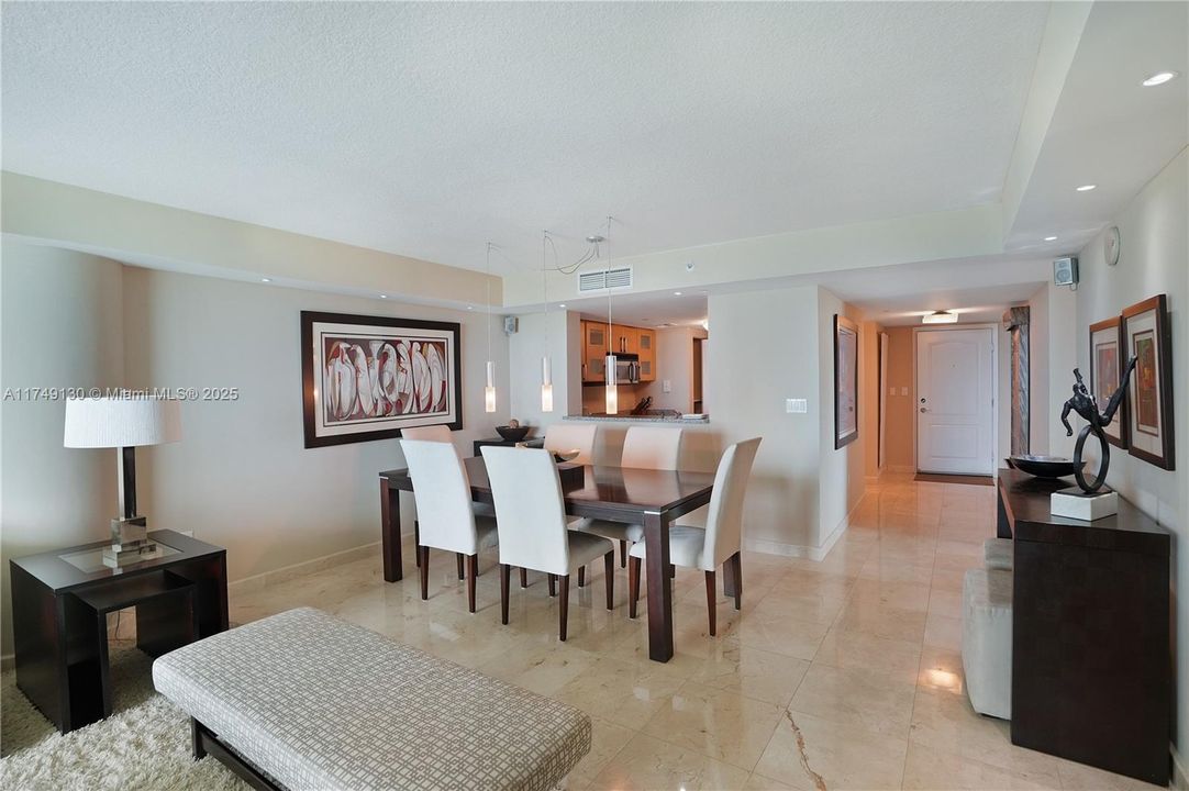 待售: $835,000 (2 贝兹, 2 浴室, 1367 平方英尺)