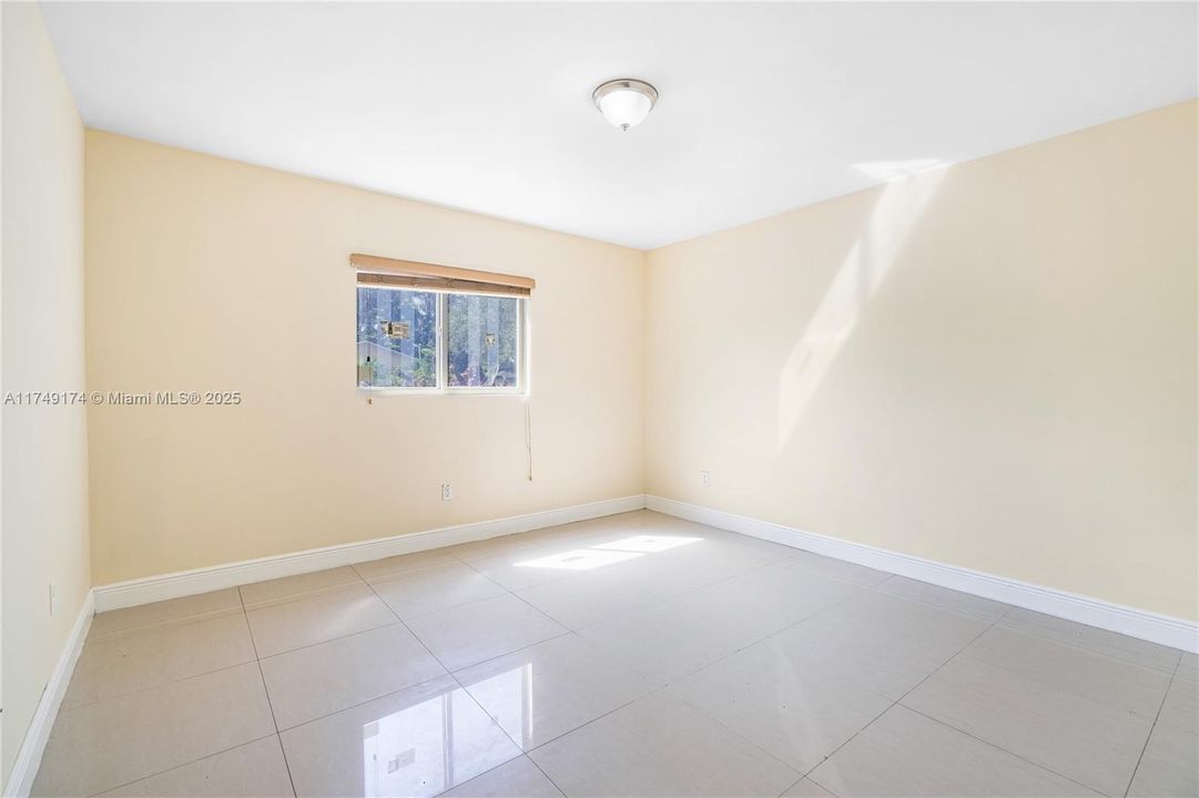 Recently Rented: $2,950 (3 beds, 2 baths, 2433 Square Feet)