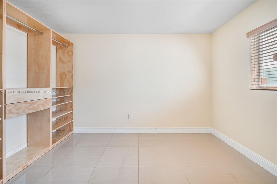 Recently Rented: $2,950 (3 beds, 2 baths, 2433 Square Feet)