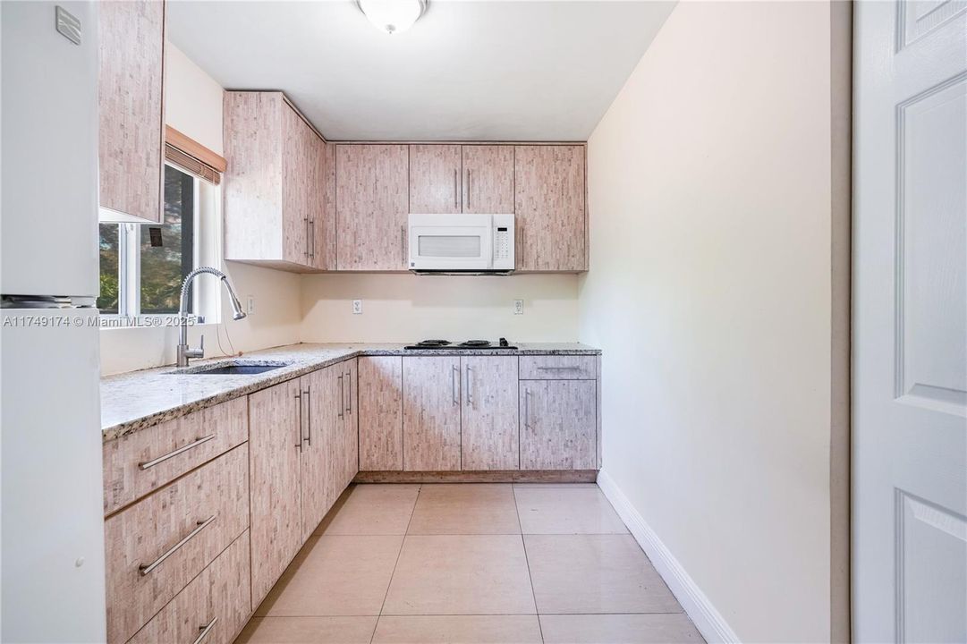 Recently Rented: $2,950 (3 beds, 2 baths, 2433 Square Feet)