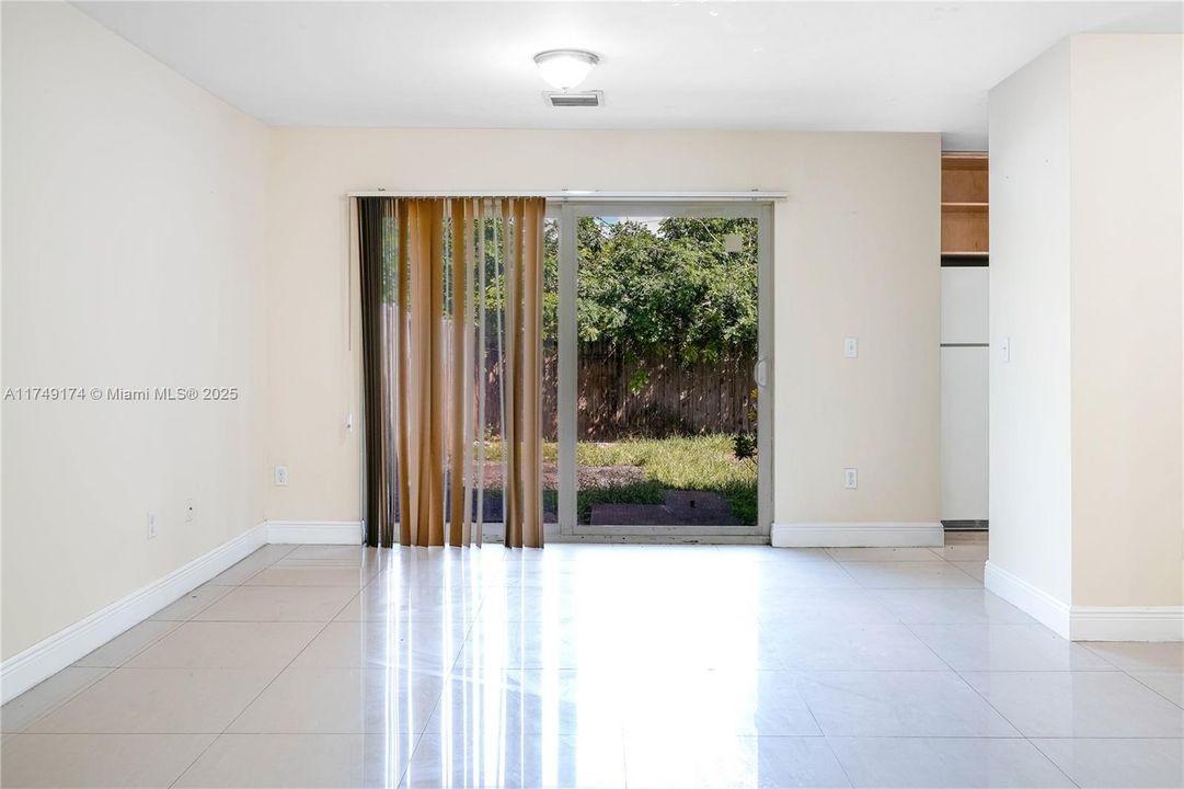 Recently Rented: $2,950 (3 beds, 2 baths, 2433 Square Feet)