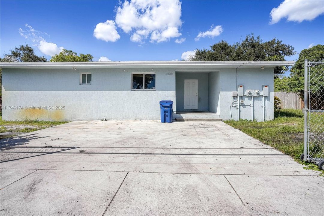 Recently Rented: $2,950 (3 beds, 2 baths, 2433 Square Feet)