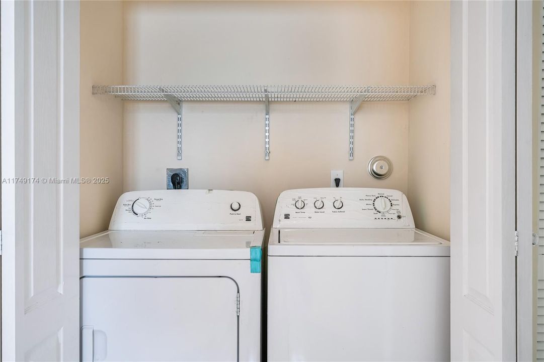 Recently Rented: $2,950 (3 beds, 2 baths, 2433 Square Feet)