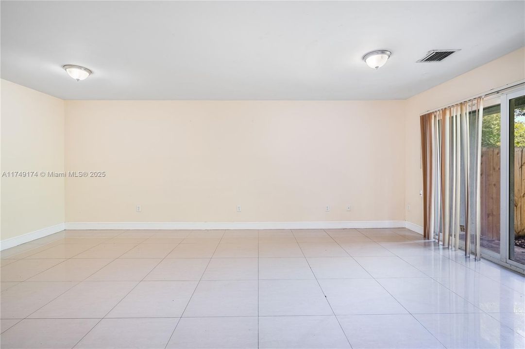 Recently Rented: $2,950 (3 beds, 2 baths, 2433 Square Feet)