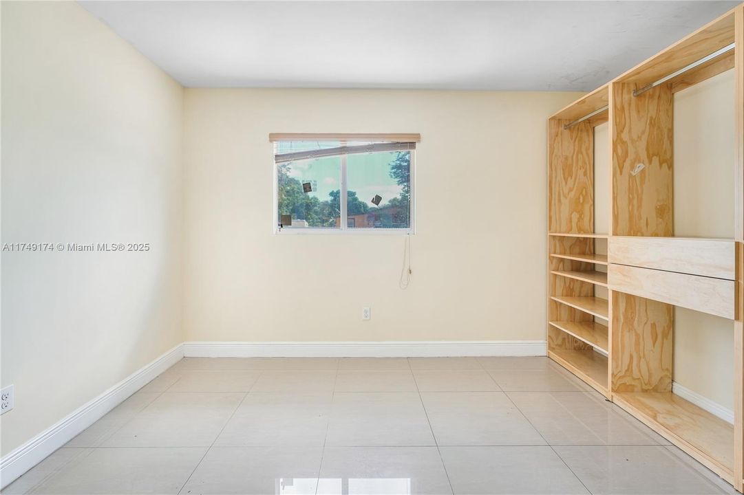 Recently Rented: $2,950 (3 beds, 2 baths, 2433 Square Feet)