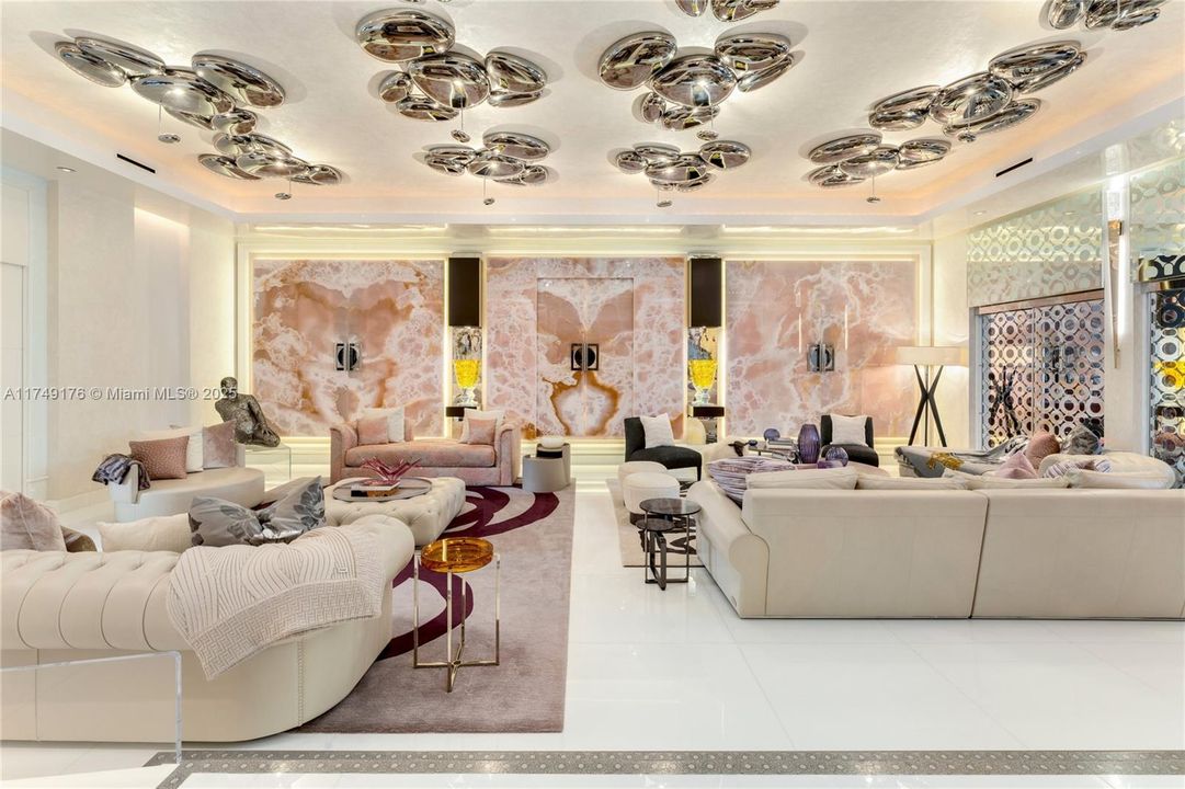 合同活跃: $34,500,000 (9 贝兹, 9 浴室, 12190 平方英尺)