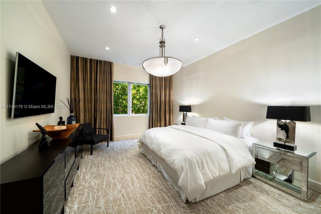 合同活跃: $34,500,000 (9 贝兹, 9 浴室, 12190 平方英尺)