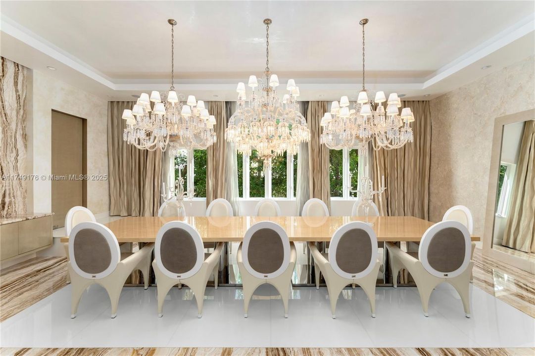 合同活跃: $34,500,000 (9 贝兹, 9 浴室, 12190 平方英尺)