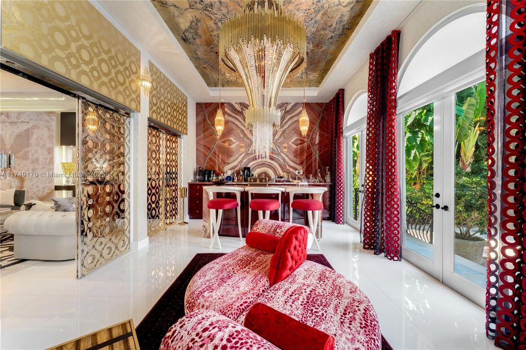 合同活跃: $34,500,000 (9 贝兹, 9 浴室, 12190 平方英尺)