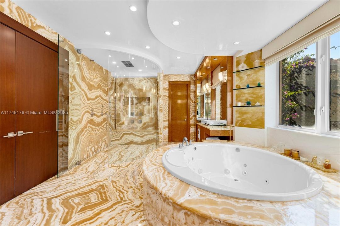 合同活跃: $34,500,000 (9 贝兹, 9 浴室, 12190 平方英尺)