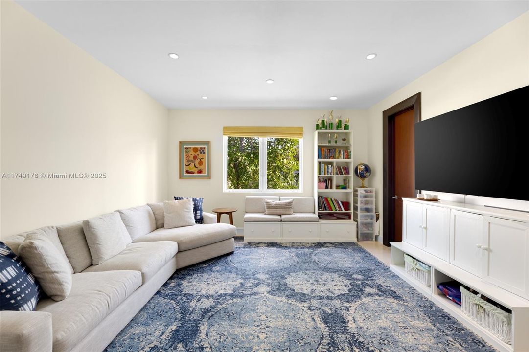 合同活跃: $34,500,000 (9 贝兹, 9 浴室, 12190 平方英尺)