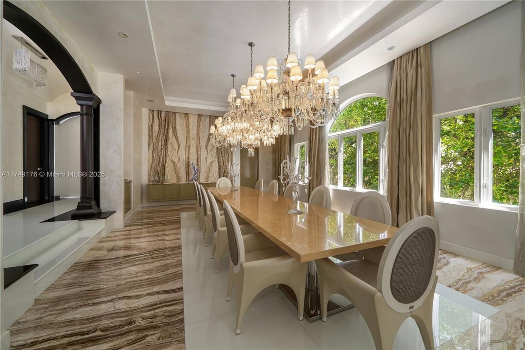 合同活跃: $34,500,000 (9 贝兹, 9 浴室, 12190 平方英尺)