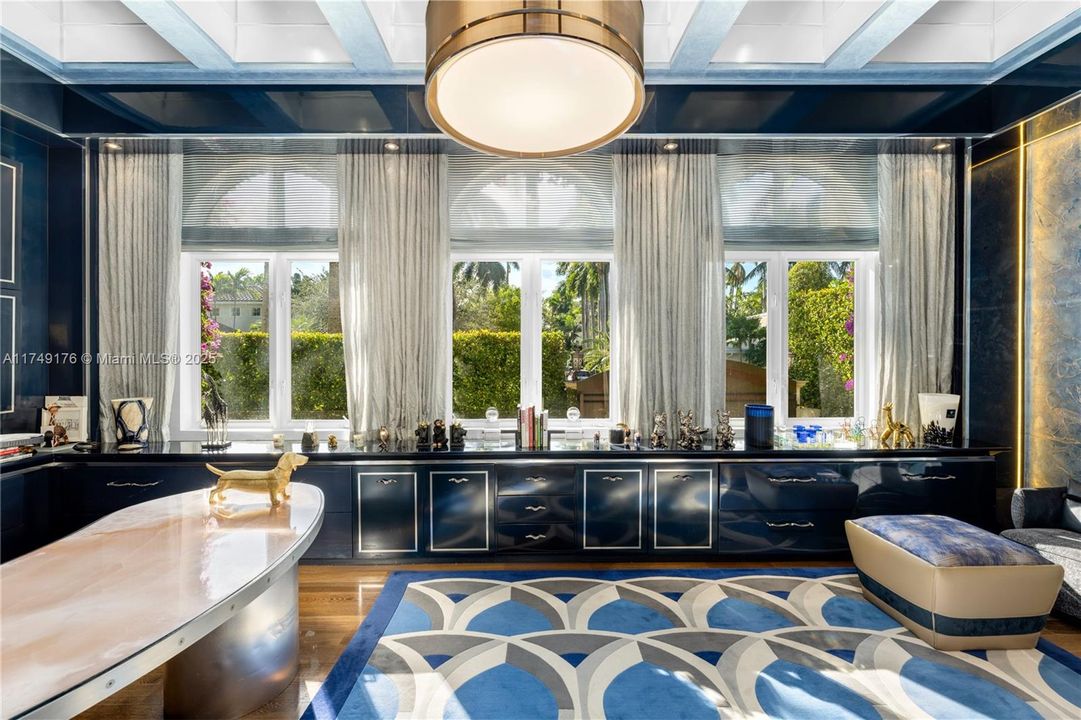 合同活跃: $34,500,000 (9 贝兹, 9 浴室, 12190 平方英尺)