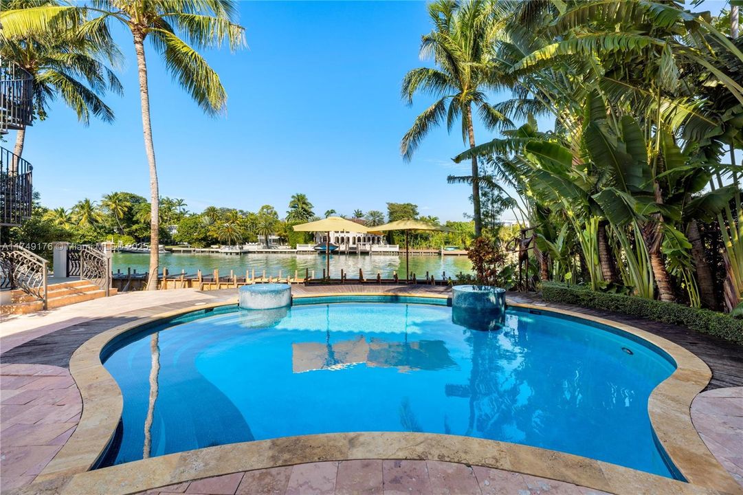 合同活跃: $34,500,000 (9 贝兹, 9 浴室, 12190 平方英尺)