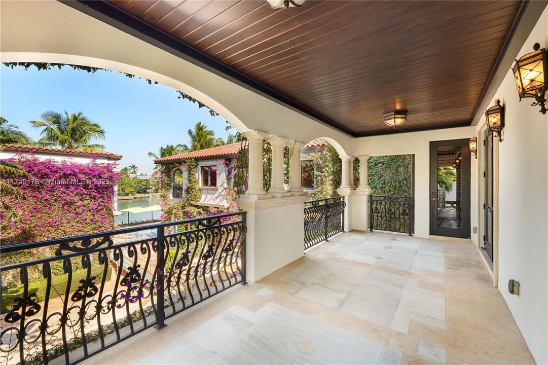 合同活跃: $34,500,000 (9 贝兹, 9 浴室, 12190 平方英尺)