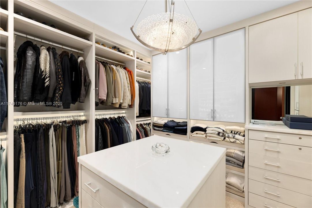 合同活跃: $34,500,000 (9 贝兹, 9 浴室, 12190 平方英尺)