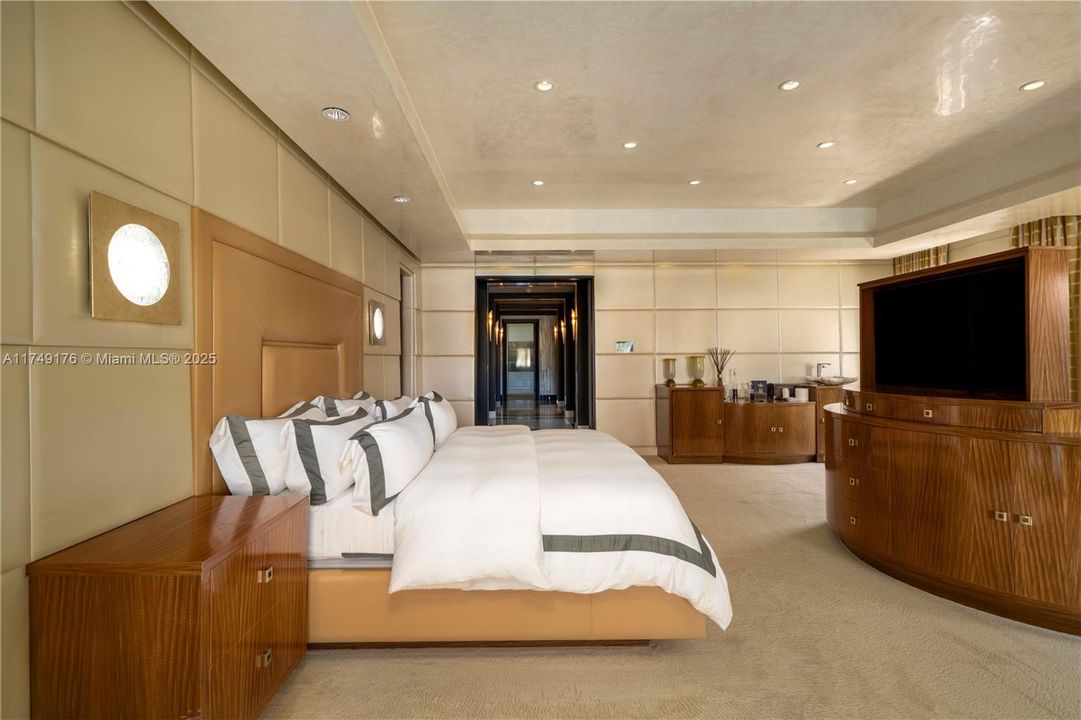 合同活跃: $34,500,000 (9 贝兹, 9 浴室, 12190 平方英尺)