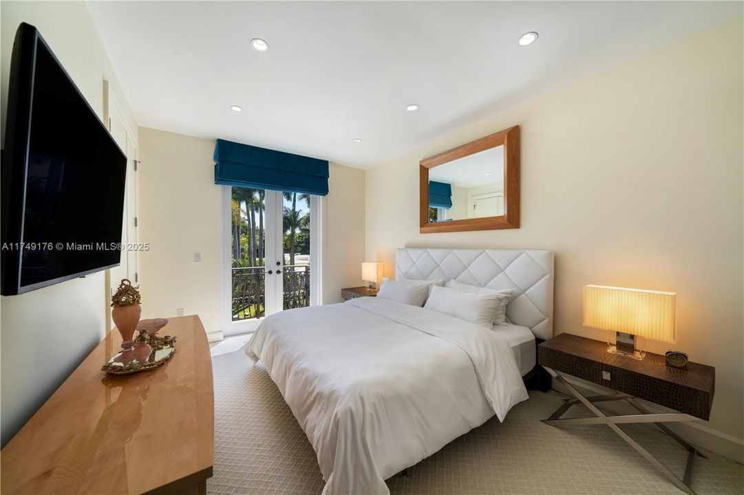 合同活跃: $34,500,000 (9 贝兹, 9 浴室, 12190 平方英尺)