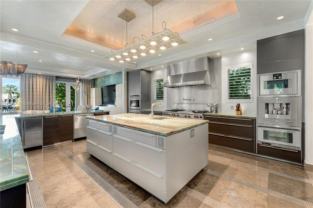 合同活跃: $34,500,000 (9 贝兹, 9 浴室, 12190 平方英尺)