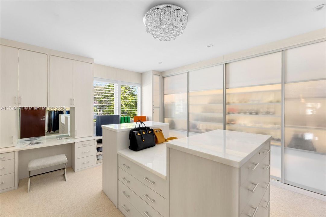 合同活跃: $34,500,000 (9 贝兹, 9 浴室, 12190 平方英尺)