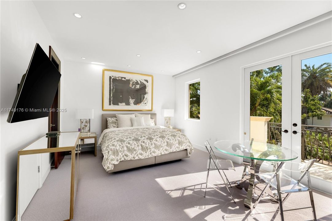 合同活跃: $34,500,000 (9 贝兹, 9 浴室, 12190 平方英尺)