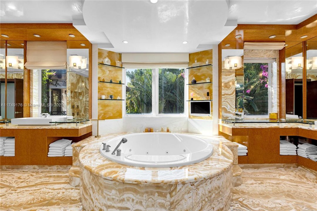 合同活跃: $34,500,000 (9 贝兹, 9 浴室, 12190 平方英尺)