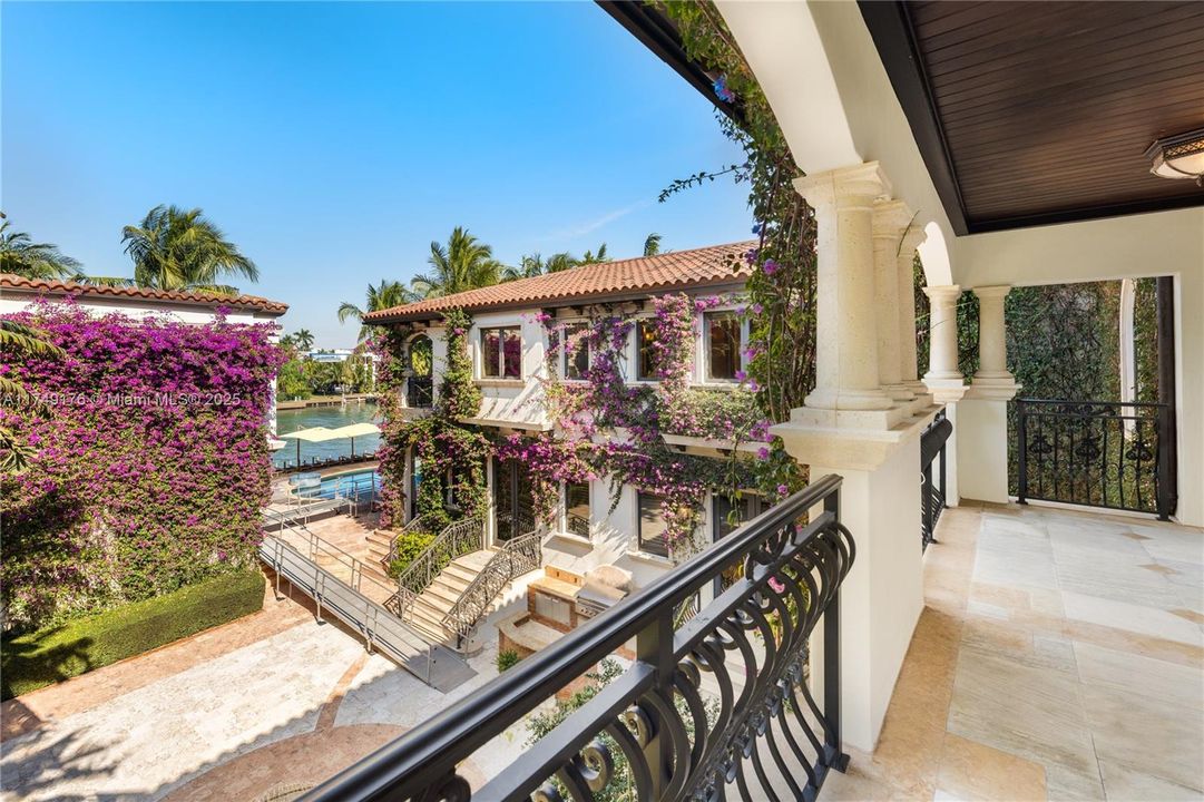 合同活跃: $34,500,000 (9 贝兹, 9 浴室, 12190 平方英尺)