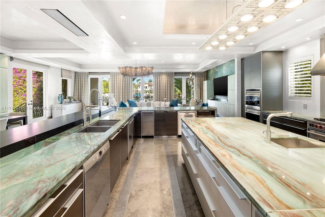 合同活跃: $34,500,000 (9 贝兹, 9 浴室, 12190 平方英尺)