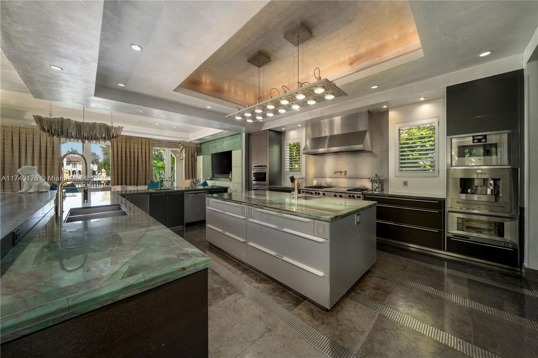 合同活跃: $34,500,000 (9 贝兹, 9 浴室, 12190 平方英尺)