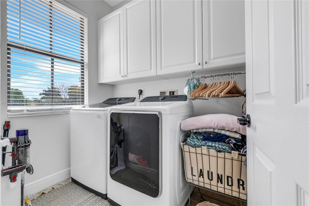 only model with laundry on the 2nd floor in Montera