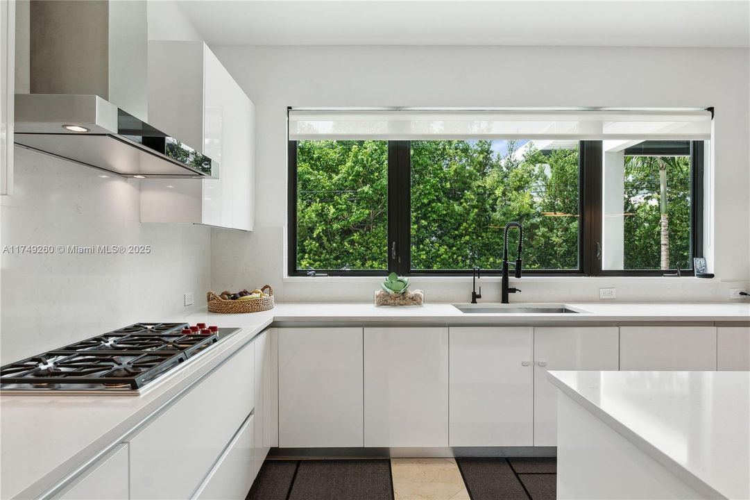 Recently Sold: $4,999,000 (6 beds, 5 baths, 3584 Square Feet)