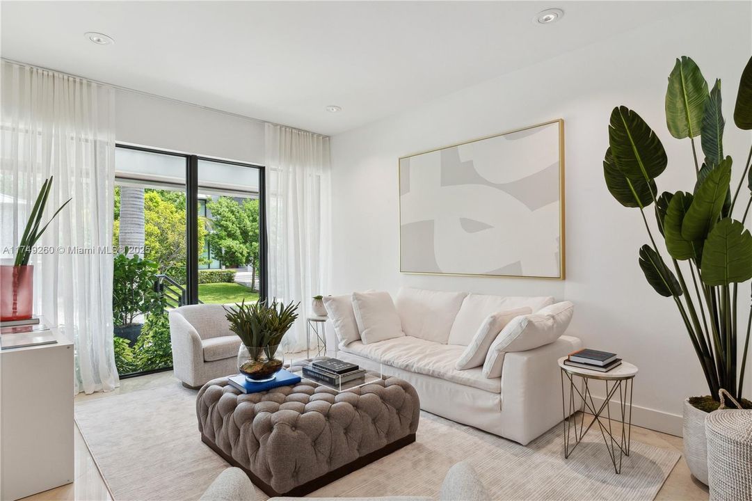 Recently Sold: $4,999,000 (6 beds, 5 baths, 3584 Square Feet)