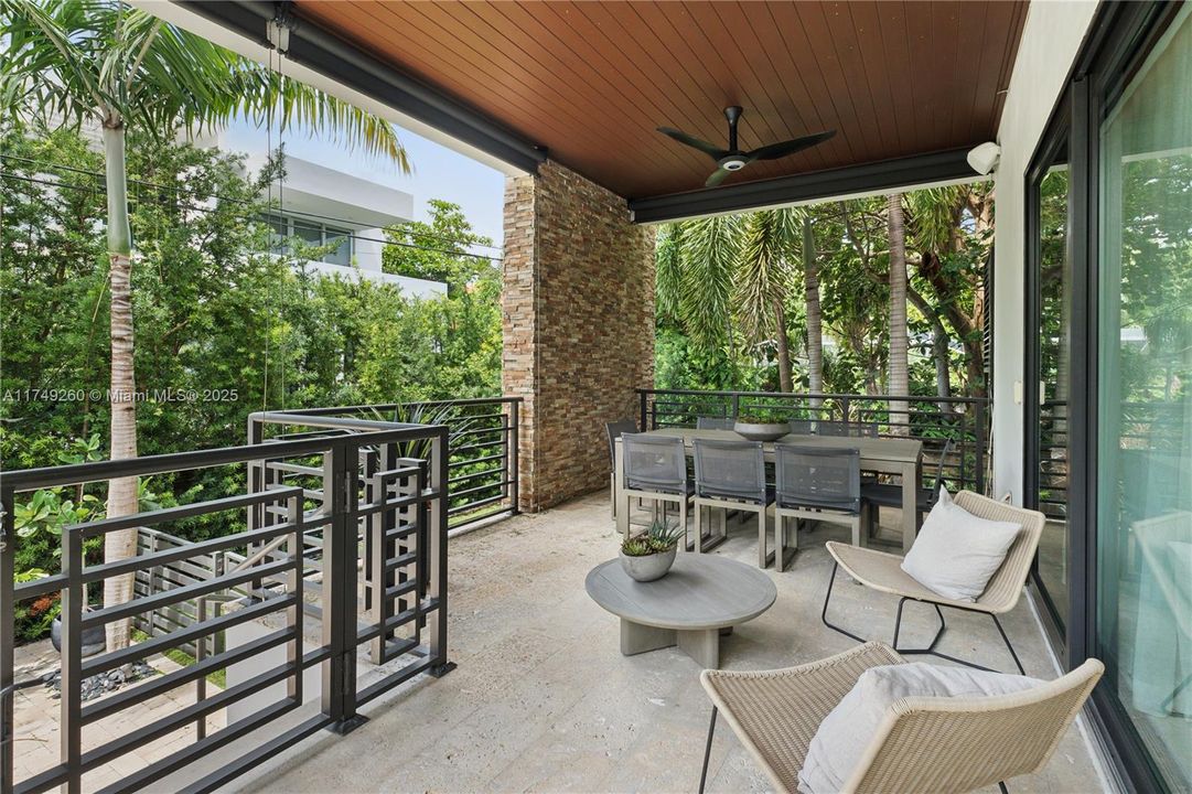 Recently Sold: $4,999,000 (6 beds, 5 baths, 3584 Square Feet)