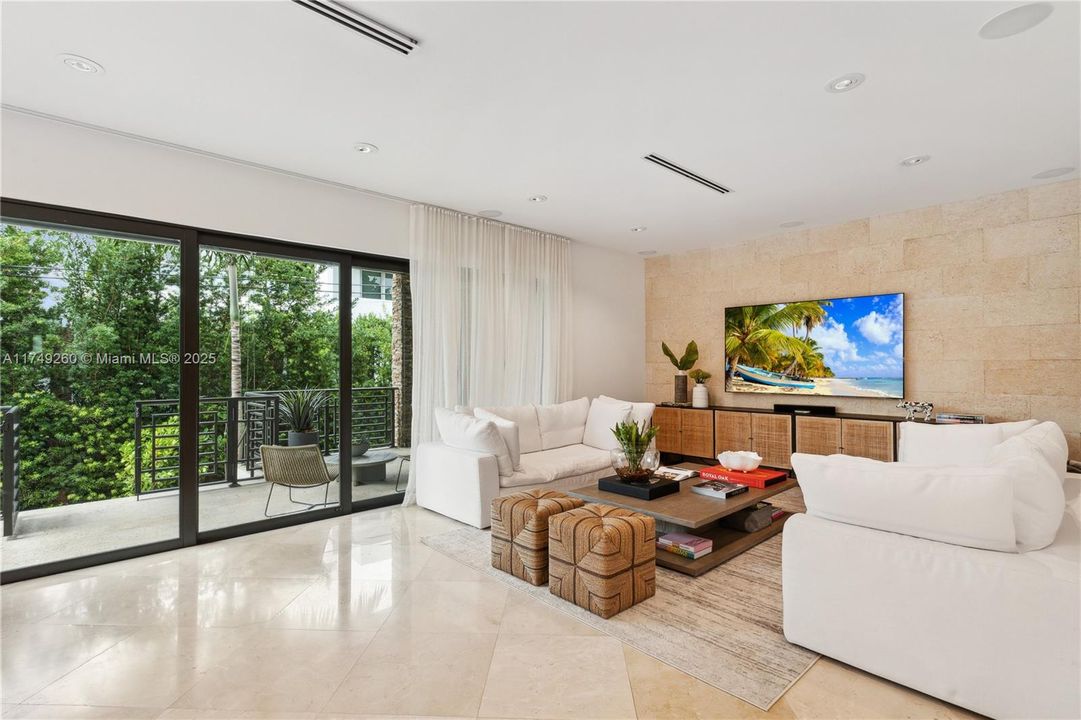 Recently Sold: $4,999,000 (6 beds, 5 baths, 3584 Square Feet)