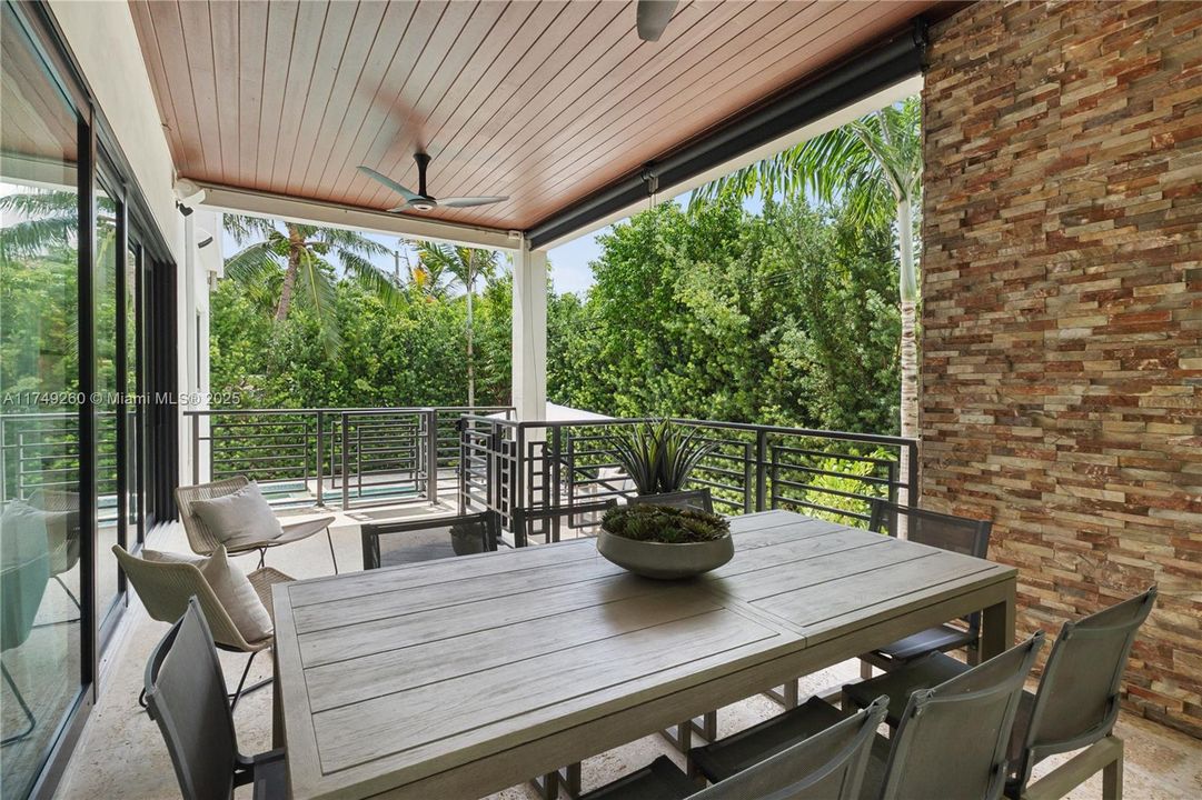 Recently Sold: $4,999,000 (6 beds, 5 baths, 3584 Square Feet)