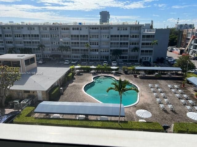 合同活跃: $119,900 (1 贝兹, 1 浴室, 770 平方英尺)