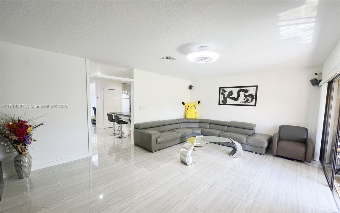 En Venta: $419,000 (3 camas, 2 baños, 1852 Pies cuadrados)