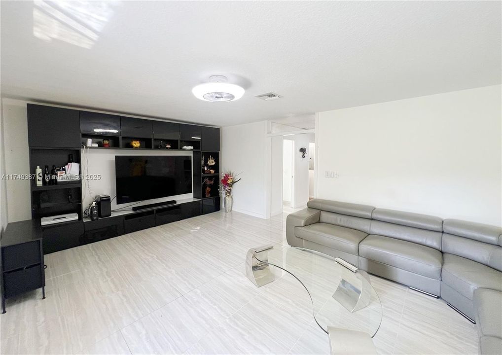 En Venta: $419,000 (3 camas, 2 baños, 1852 Pies cuadrados)