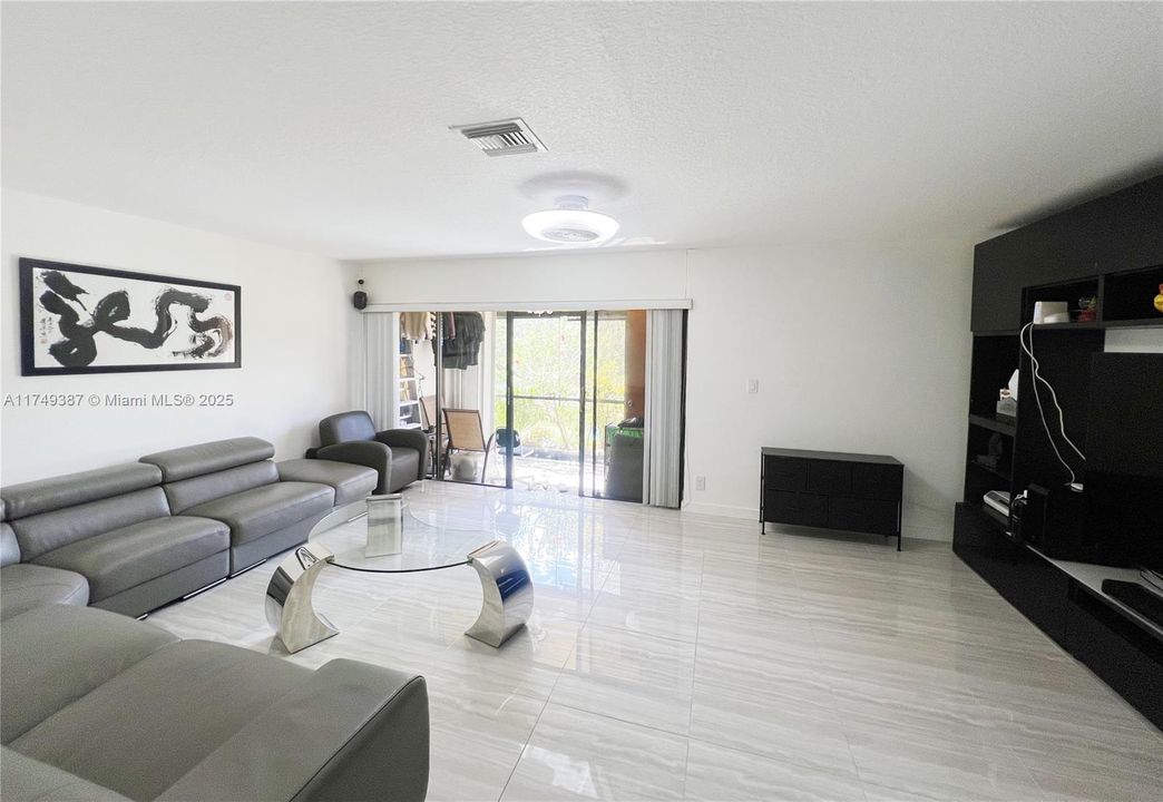 En Venta: $419,000 (3 camas, 2 baños, 1852 Pies cuadrados)