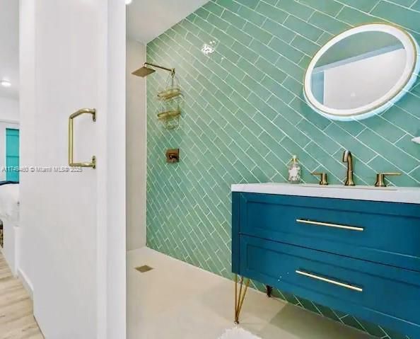 Full bathroom 1st floor