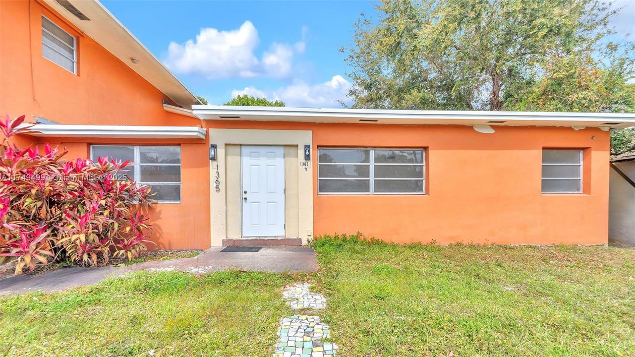 Recently Rented: $2,750 (3 beds, 2 baths, 2894 Square Feet)