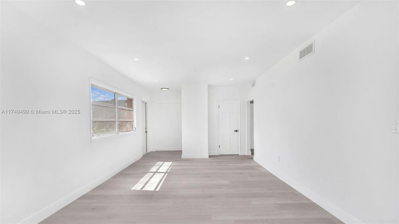 Recently Rented: $2,750 (3 beds, 2 baths, 2894 Square Feet)