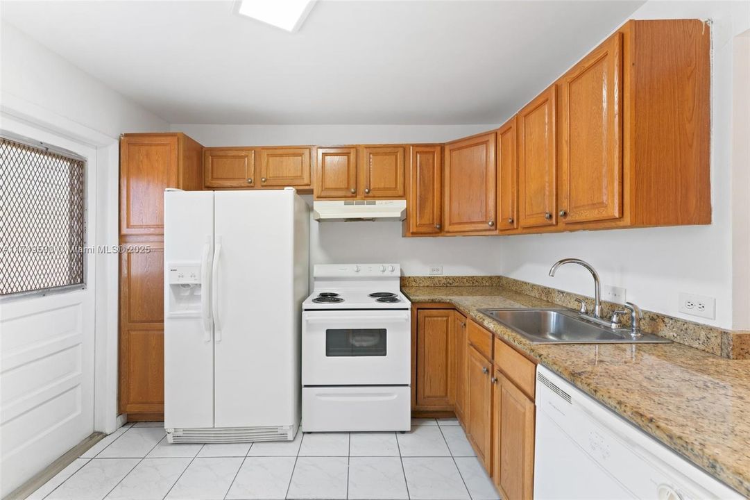 For Sale: $160,000 (1 beds, 1 baths, 1002 Square Feet)