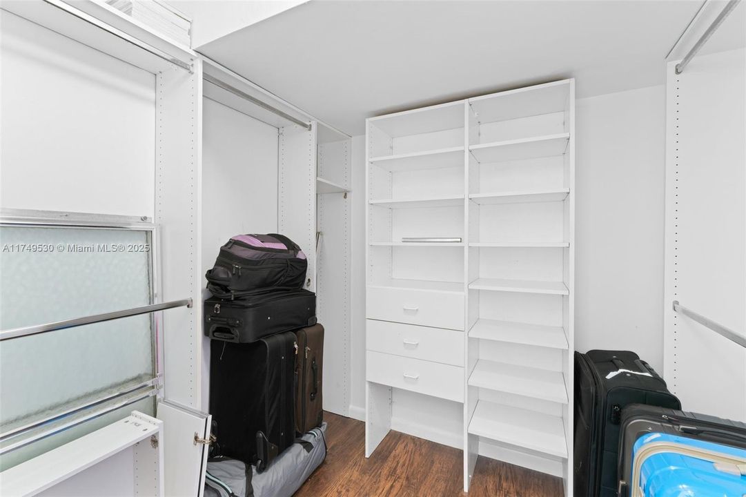 For Sale: $160,000 (1 beds, 1 baths, 1002 Square Feet)